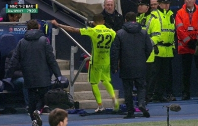 VIDEO: Dani Alves tức giận đá vỡ chai nước khi bị thay ra